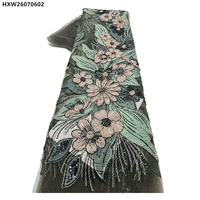Magnifique tissu en dentelle de tulle brodé de fleurs, orné de perles et de sequins, idéal pour les robes de soirée