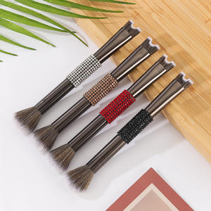 Pinceau double <span class=keywords><strong>tête</strong></span> en U 2-en-1 pour le blush et le contour du nez, idéal pour le contouring, le blending, l'application de crème illuminatrice, de blush, de poudre fixante et de correcteur - Product Image 2