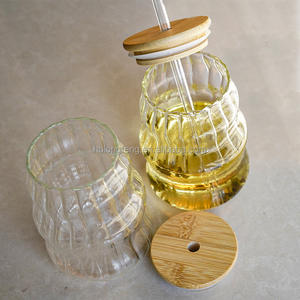 Taza de vidrio de borosilicato de diseño vertical de alta calidad con pajita y tapa de Bambú - Product Image 2