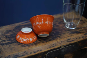 Set da Tè in Porcellana Rosso Corallo Ispirato all'Antico - Gaiwan Intagliato a Mano con Poesia e Tazze Abbinate - Product Image 5