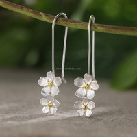Lotus Fun Boucles d'oreilles pendantes en argent sterling 925 plaqué or, motif fleur de mignonette, bijoux fins, style nature délicat