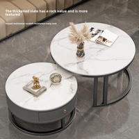 Ensemble de tables basses rondes en pierre pour salon moderne avec structure en métal doré et design nid d'abeille blanc