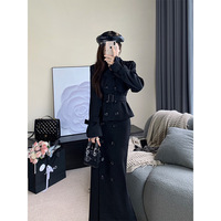 Ensemble Trench-coat français style Maillard et jupe midi taille haute, collection Printemps-Automne 2026