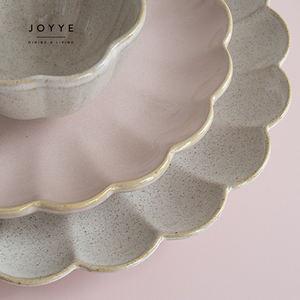 Joyye متوفر 7 بوصة أطباق سيراميك اسكندنافية طبق تفاعلي مزجج بيج غير منتظم على شكل زهرة أطباق عشاء لحفلات الزفاف - Product Image 6
