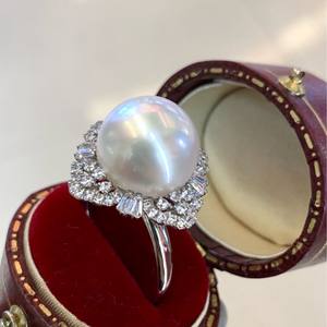 Anillo de Plata de Ley 925 con Perla Natural de 12-13 mm, Redonda, con Fuerte Brillo, Ligeras Imperfecciones, Pureza del Metal de 14k, Diseño de Boca Móvil, Caja de Regalo - Product Image 3