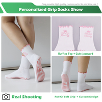 Chaussettes de yoga en coton blanc personnalisées pour femmes, antidérapantes, avec volants et couronne brodée