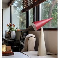 Lampe de table conique sculpturale moderne avec abat-jour angulaire bordeaux et base conique ivoire pour chambre à coucher, chevet, salon, hôtel, bureau