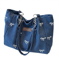 Sac fourre-tout en jean pour femme avec broderie nœud, grande capacité, sac à main décontracté avec bandoulière chaîne pour l'école, le travail et l'usage quotidien