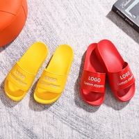 Tongs de mode personnalisées pour le dropshipping – Sandales d'extérieur antidérapantes en PVC durable pour hommes et femmes, idéales pour salles de bain, salons de beauté, gymnases et couples