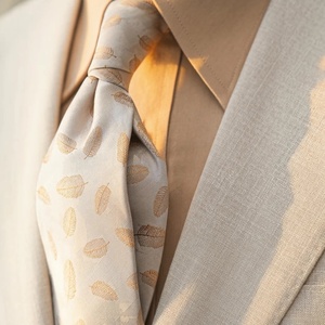 <span class=keywords><strong>Blazer</strong></span> su Misura per <span class=keywords><strong>Uomo</strong></span> in Lana, Lino e Seta <span class=keywords><strong>Beige</strong></span>, Giacca Estiva Traspirante, MTM, OEM, ODM, Basso MOQ, Produzione in Fabbrica - Product Image 4