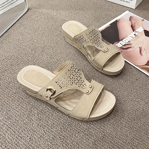 Nouvelles sandales compensées kaki pour femme 2026, avec boucle métallique, motif floral ajouré, rivets et plateforme à bout ouvert - Product Image 2