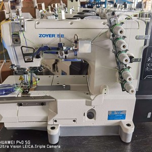 Máquina de Coser Zoyer de 3 Agujas y 5 Hilos, Cama Plana, Electrónica, Semiautomática, Equipo de Costura Textil - Product Image 1