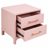 Table de chevet rose poudré à 2 tiroirs avec poignée dorée, style scandinave féminin, pieds coniques en chêne, rangement minimaliste pour chambre à coucher