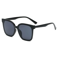 Lunettes de soleil oeil de chat à lentille carrée dégradée rétro extra large UV400 pour femmes avec cadre en PC transparent Style vintage