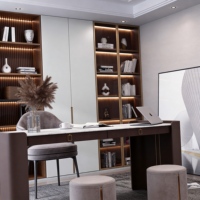 Moderner Dunkler Holz-Chefschreibtisch LED-Bücherregal-Set Luxuriöse Arbeitsstation Vitrine für Zuhause Büro Apartment Lager