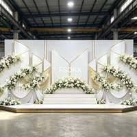 Support de toile de fond en PVC au design moderne avec arche incurvée pour arrangements floraux, idéal pour les événements de mariage