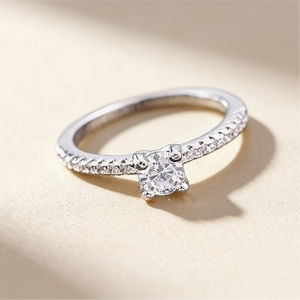 Anillo de Compromiso Clásico Redondo con Solitario, Plata de Ley 925, Anillo con Pavé de Circonitas, Anillo de Promesa Delicado para Mujer - Product Image 1