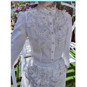 Nuova Collezione Autunno 2026: Camicetta Bianca in Pizzo per Donna con Applicazioni Floreali 3D in Perle, Colletto Alto e Polsini Decorati, Manica Lunga Stile Fatato - Product Image 5