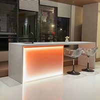 Îlot de cuisine rétroéclairé par LED, comptoir de bar en surface solide avec évier, table longue en acrylique multifonctionnelle pour villa et bar