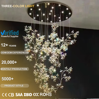 Lustre en forme de fleur, personnalisé et professionnel, pour projet intérieur, luminaire suspendu en cristal coloré de luxe
