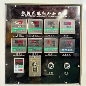 Machine soufflante en PET semi-automatique 4 cavités 2000BPH pour bouteilles de shampoing et de boissons à jus à prix abordable - Product Image 3