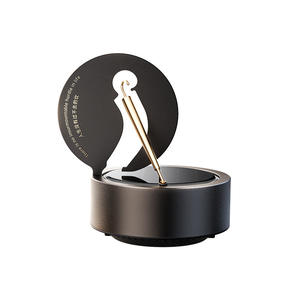 Mini ambientador de aire para coche con paraguas dorado giratorio con energía solar - Product Image 1