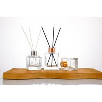 Diffuseur d'ambiance en verre carré personnalisé de 50 ml, 100 ml, 150 ml, 200 ml avec bâtonnets parfumés en fibre pour intérieur