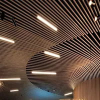 Nuevo diseño Restaurante Techo Grano de madera Materiales de aluminio Productos En FORMA DE U Azulejos de techo de metal Panel de techo