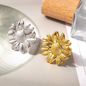 Anillos de Acero Inoxidable con Diseño de Girasol Dorado Estilo Europeo JZ182 - Product Image 3