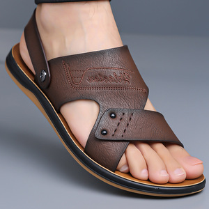 รองเท้าแตะหนังสีน้ำตาลสำหรับผู้ชาย พื้นหนา สวมใส่สบาย เหมาะสำหรับชายหาด สายรัดด้านหลัง โลโก้ลายนูน รุ่น 77510 - Product Image 3