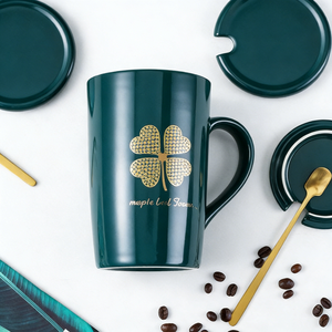 แก้วกาแฟเซรามิกสโตนแวร์ลายวันเซนต์แพทริก ขนาด 420 มล. พร้อมฝาปิด ดีไซน์มินิมอล ปลอดภัยสำหรับอาหาร และนำกลับมาใช้ใหม่ได้ - Product Image 3