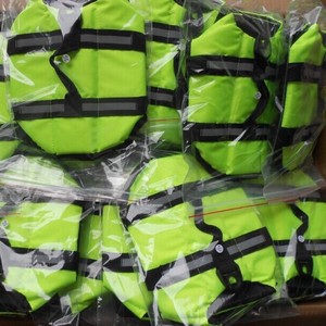 Gilet de sauvetage haute visibilité pour chien avec poignée et bandes réfléchissantes, gilet de sécurité réglable pour la natation des animaux de compagnie, pour chiens de petite, moyenne et grande taille - Product Image 3