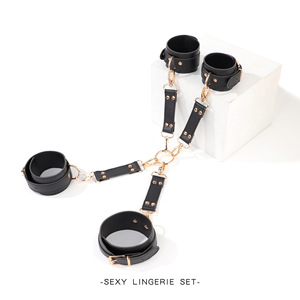 Ensemble de bondage BDSM 8 pièces en cuir noir avec menottes, masque et ceinture pour jeux de rôle adultes unisexes - Product Image 5