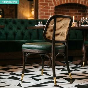 Banquette vintage en velours vert capitonnée avec table à manger en bois massif pour hôtel, bistrot, café, décoration intérieure. - Product Image 2