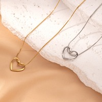 Collier en forme de coeur en acier titane avancé Design intemporel polyvalent Collier de chaîne de chandail approprié pour les femmes Hiver