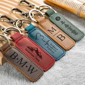 Llavero de Cuero Personalizado para Hombre, Anillo para Llaves con Nombre Grabado, Regalo para Él o Ella, Accesorio Colgante para Mochila - Product Image 1