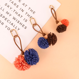 Mini Breloques de Sac en Cuir Haut de Gamme Tendance <span class=keywords><strong>avec</strong></span> <span class=keywords><strong>Porte</strong></span>-Clés Mousqueton Balle à <span class=keywords><strong>Pompon</strong></span> Tressé Main pour Sacs à Main et Accessoires de Sac pour Femmes - Product Image 1