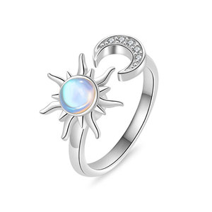 Anillo de Compromiso Delicado con Diseño de Sol y Luna de Circonio, Chapado en Rodio sobre Cobre, Antideslustre, Giratorio, Joyería para Aliviar la Ansiedad, Unisex para Hombres y Mujeres - Product Image 1