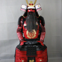 Masque Menpo à barbe longue en métal découpé à la main, rouge, style armure Yoroi de samouraï japonais, entièrement portable, pour tenue de samouraï, exposition muséale et cosplay