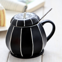 Tasse en céramique Citrouille avec couvercle et cuillère, tasse à café d'automne rayée peinte à la main, poignée en forme de tige noire, orange et menthe, vente en gros