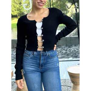 เสื้อสเวตเตอร์ถักคอวีสำหรับผู้หญิง พร้อมตัวล็อคโลหะ 100% โพลีเอสเตอร์ ดีไซน์ทรงกระดิ่ง - Product Image 1