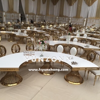 Meubles d'hôtel en demi-lune en forme de S modernes et luxueux Table de fête en verre transparent pour manger des événements de banquet de restaurant en plein air