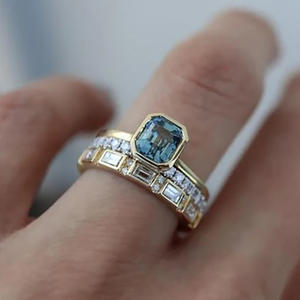 Anello di fidanzamento da donna Q450 in oro massiccio 18 carati con zaffiro, taglio geometrico baguette, montatura a pavé, gioielleria raffinata - Product Image 2