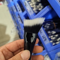 Pinceau de maquillage en bois noir à poils synthétiques, design incliné, pour le contour et l'application de crème liquide, idéal pour les joues