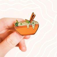 Fabricant Personnalisé Concevez Votre Propre Logo Moulé Sous Pression Dessin Animé Anime Nouilles Paillettes Badges Mignon Épingles En Métal Émail pour Souvenir