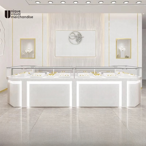 Armoire à bijoux en <span class=keywords><strong>bois</strong></span> avec porte miroir coulissante pleine longueur et éclairage LED - Parfaite pour les présentoirs de centres commerciaux et les vitrines de magasins - Product Image 1