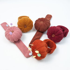 Portaoggetti da Polso a Forma di Zucca in Corduroy, Porta Aghi da Cucito, Cuscinetto Porta Aghi da Polso per Cucito a Mano Fai da Te, Quilting e Artigianato - Product Image 5
