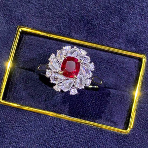 Bague de luxe en or 18 carats avec rubis rouge sang de pigeon non chauffé de 1,01 carat, 28 diamants latéraux et design floral halo, bijou précieux pour femme - Product Image 3