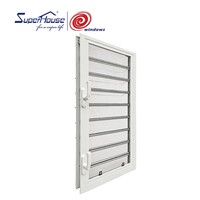 Fenêtre à persiennes en aluminium blanc avec moustiquaire intégrée et ventilation réglable pour salle de bain de villa