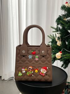 Bolso de playa de EVA para mujer – Bolso perforado con temática navideña DIY, impermeable y ligero con dijes desmontables, logotipo personalizado disponible - Product Image 3